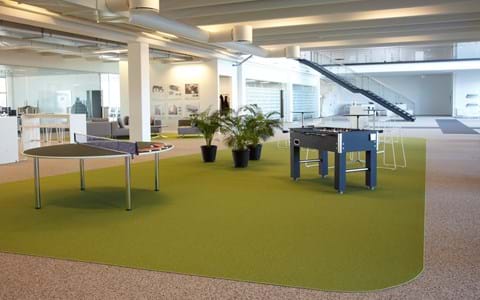 afpasset Fraster tæppe grøn på kontor